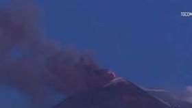 VIDEO Erupția vulcanului Etna a închis aeroportul din Catania. Acesta aruncă lavă o dată la trei luni